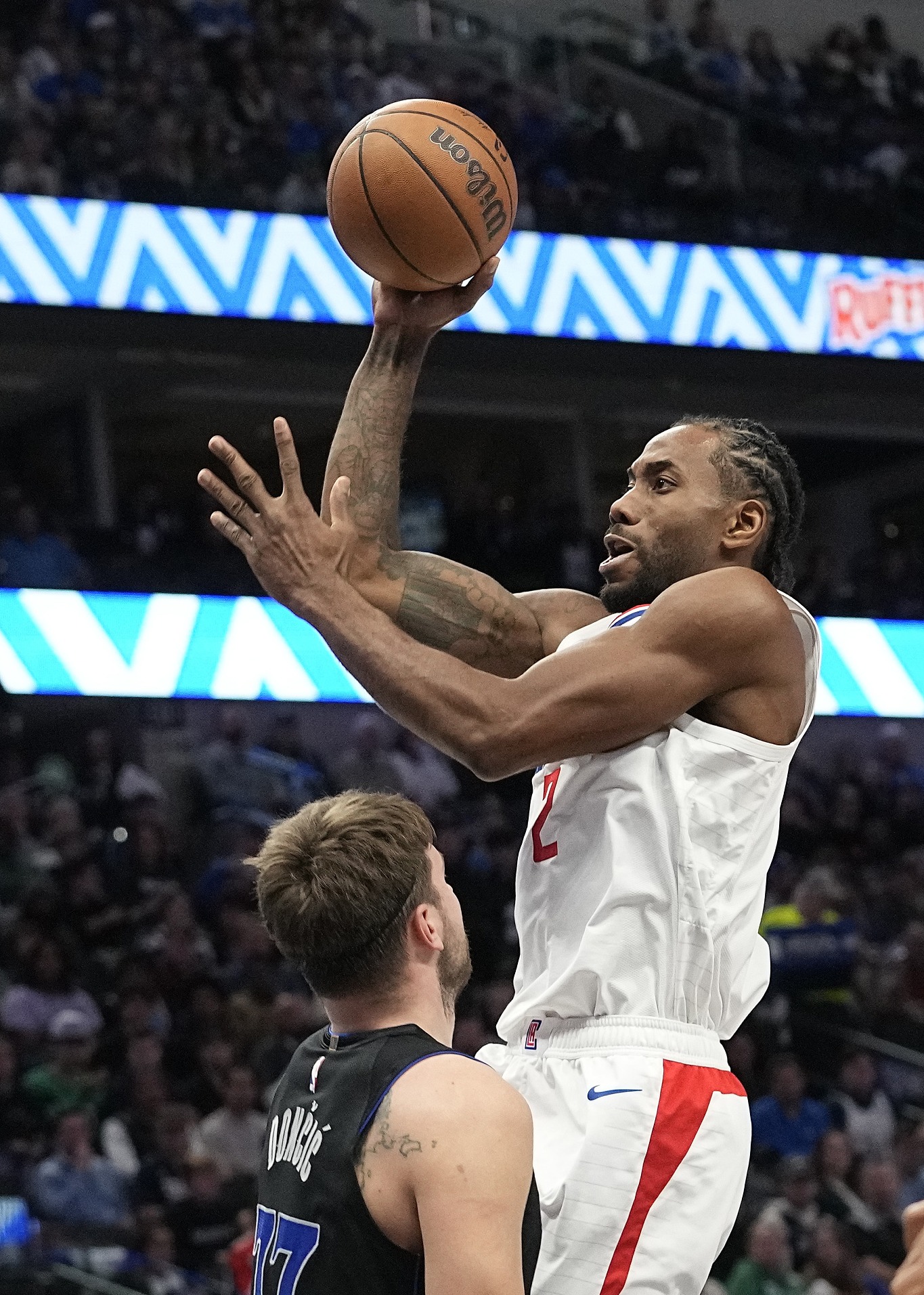 NBA常规赛：快船120-111独行侠